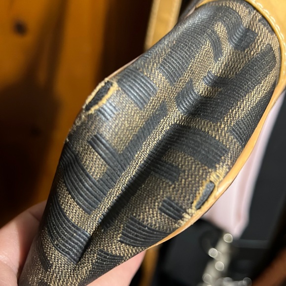 NOT FOR SALE. FENDI crossbody VINTAGE authentic - Picture 4 of 17